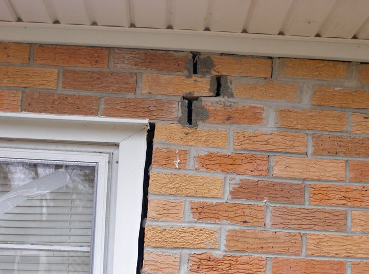 dbsrepair-signsofbowing-foundationwalls-2